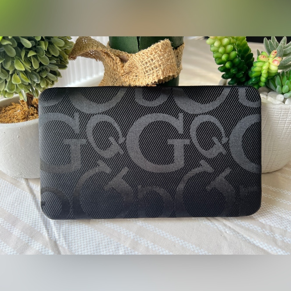 🌸4/$25 Black “G” snap wallet/clutch